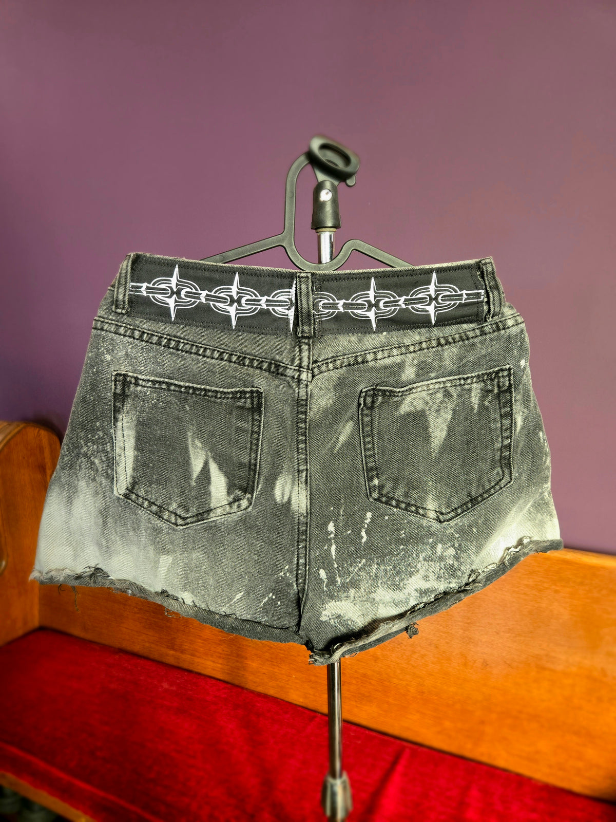 Chain patch distressed SHORTS - small/8 -