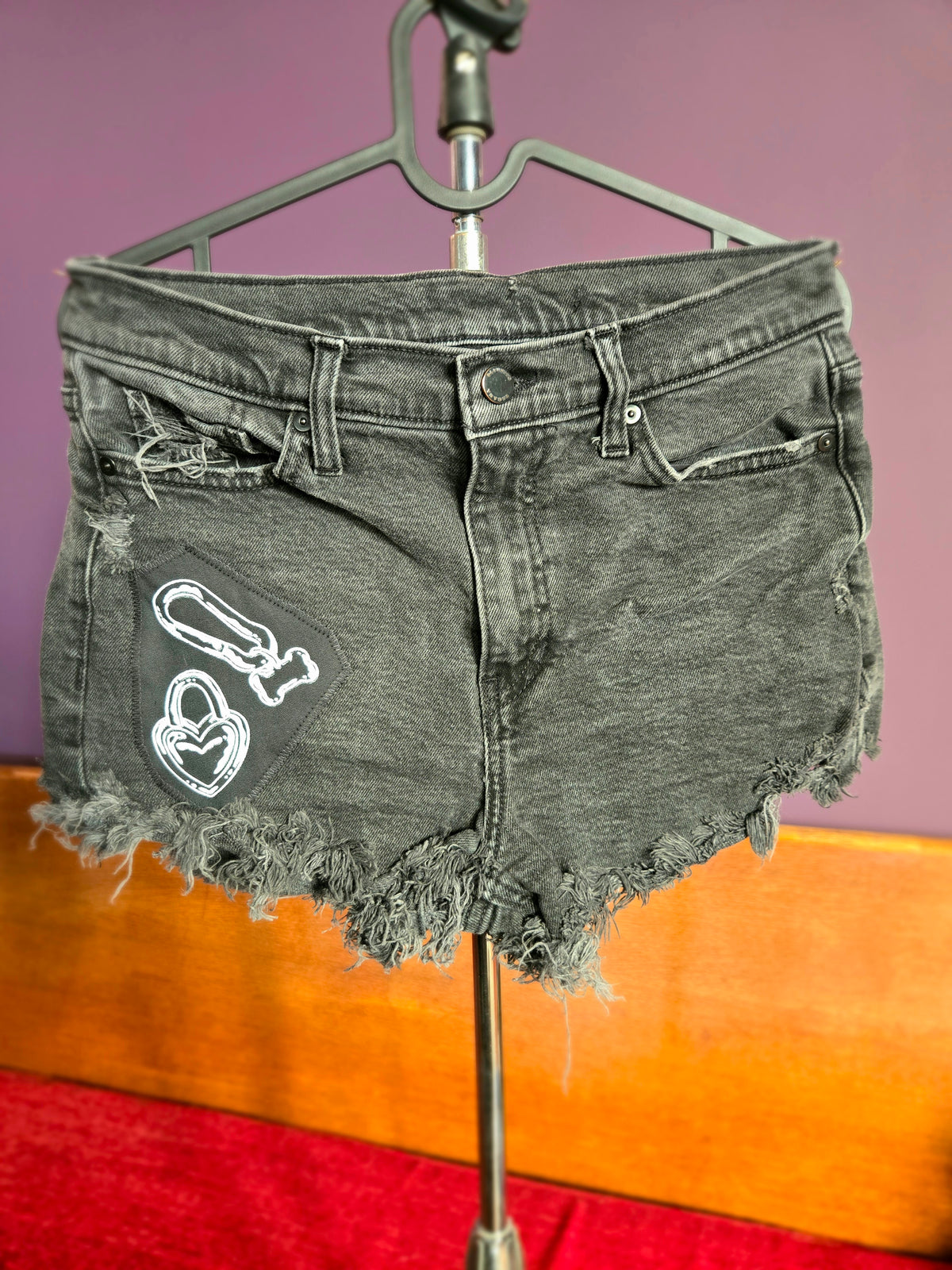 Carabiner patch distressed SHORTS - small