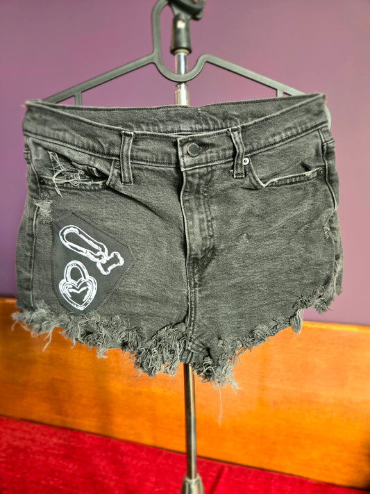 Carabiner patch distressed SHORTS - small