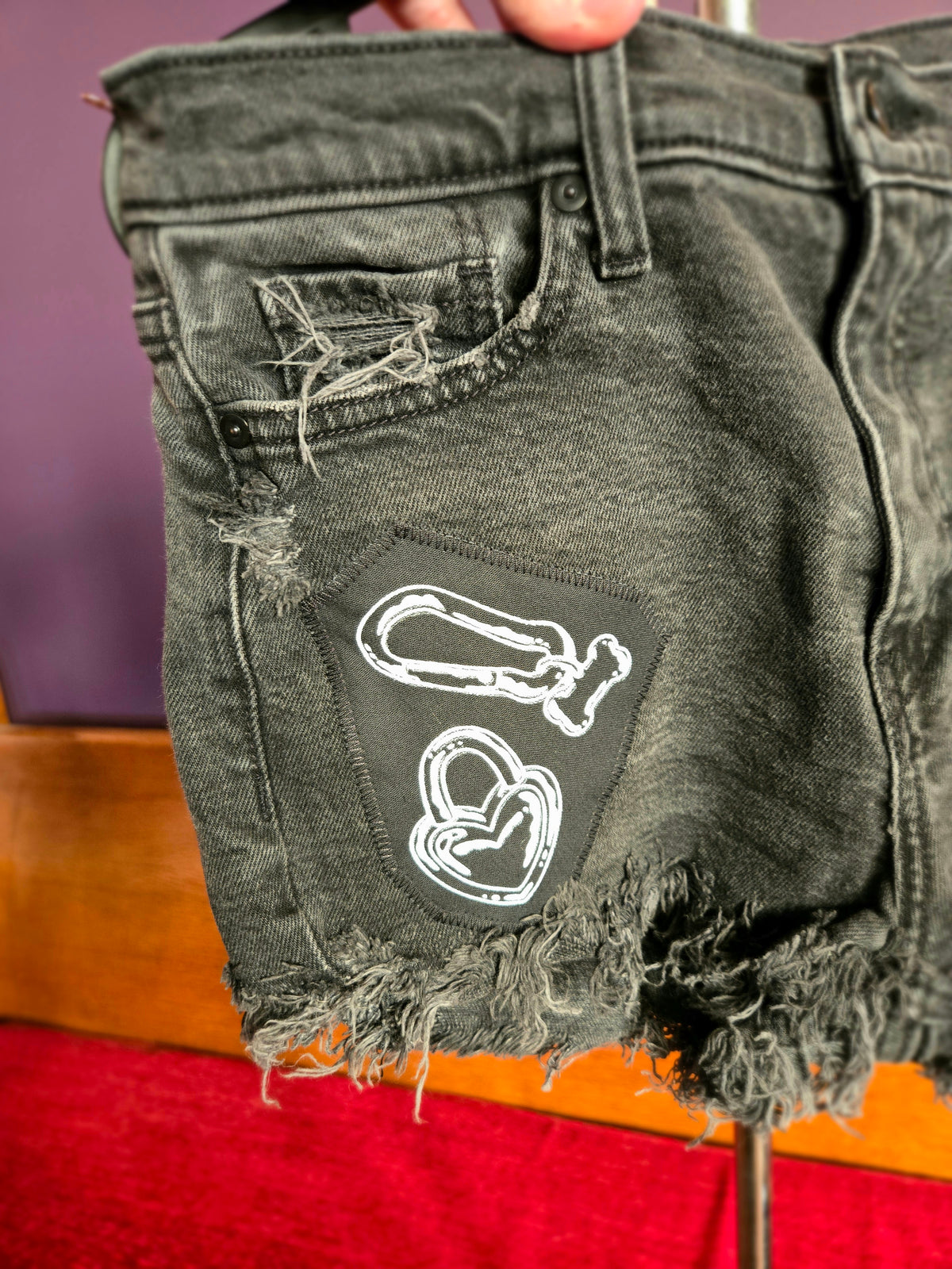 Carabiner patch distressed SHORTS - small