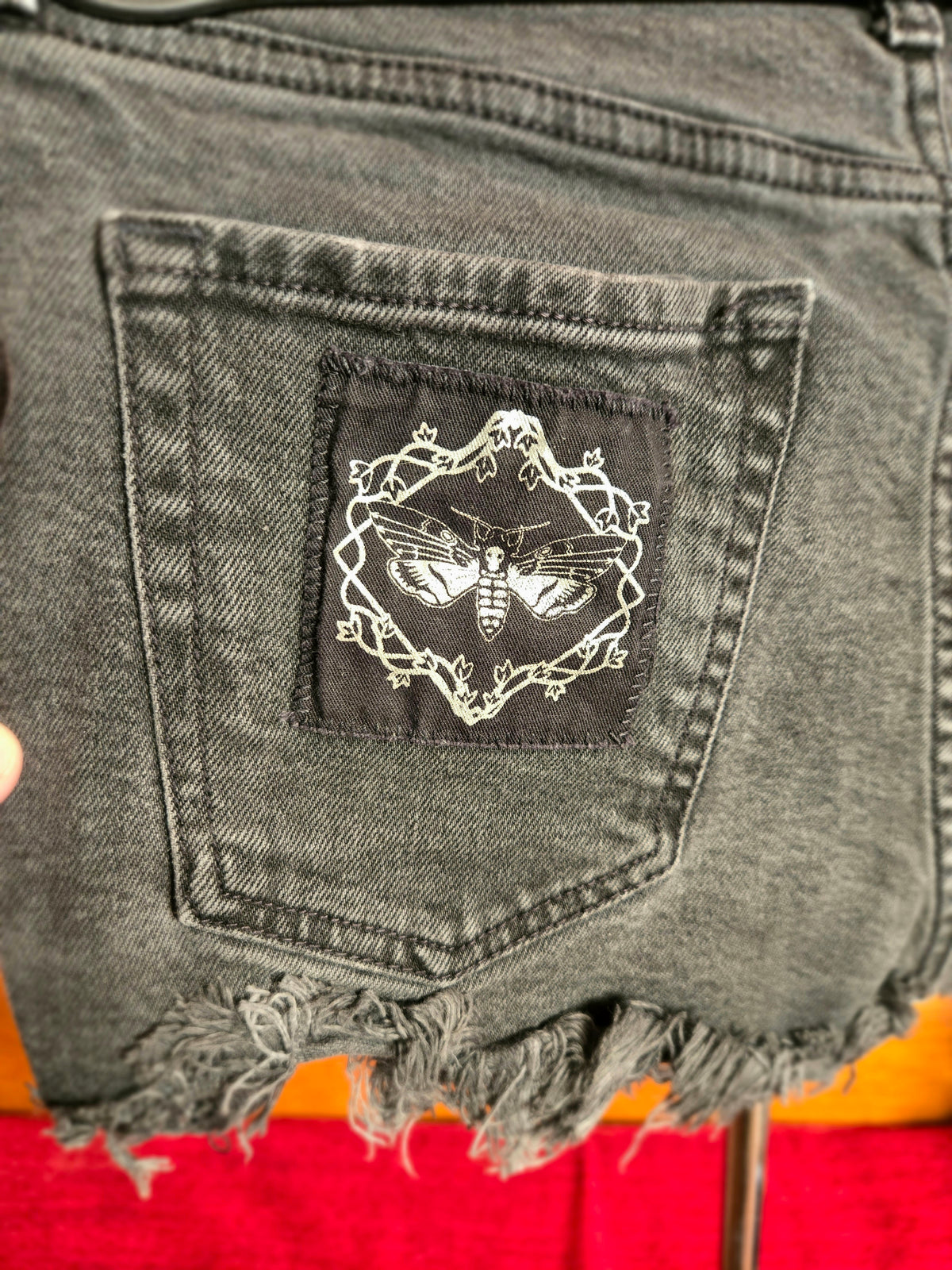 Carabiner patch distressed SHORTS - small