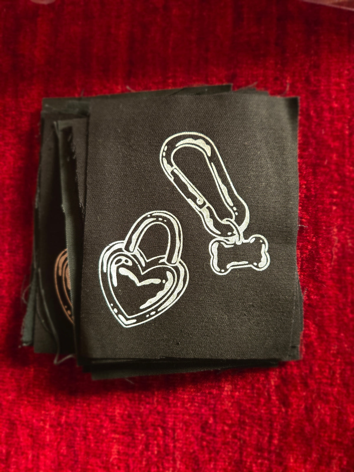 Dogtag carabiner & heart lock sew-on PATCH