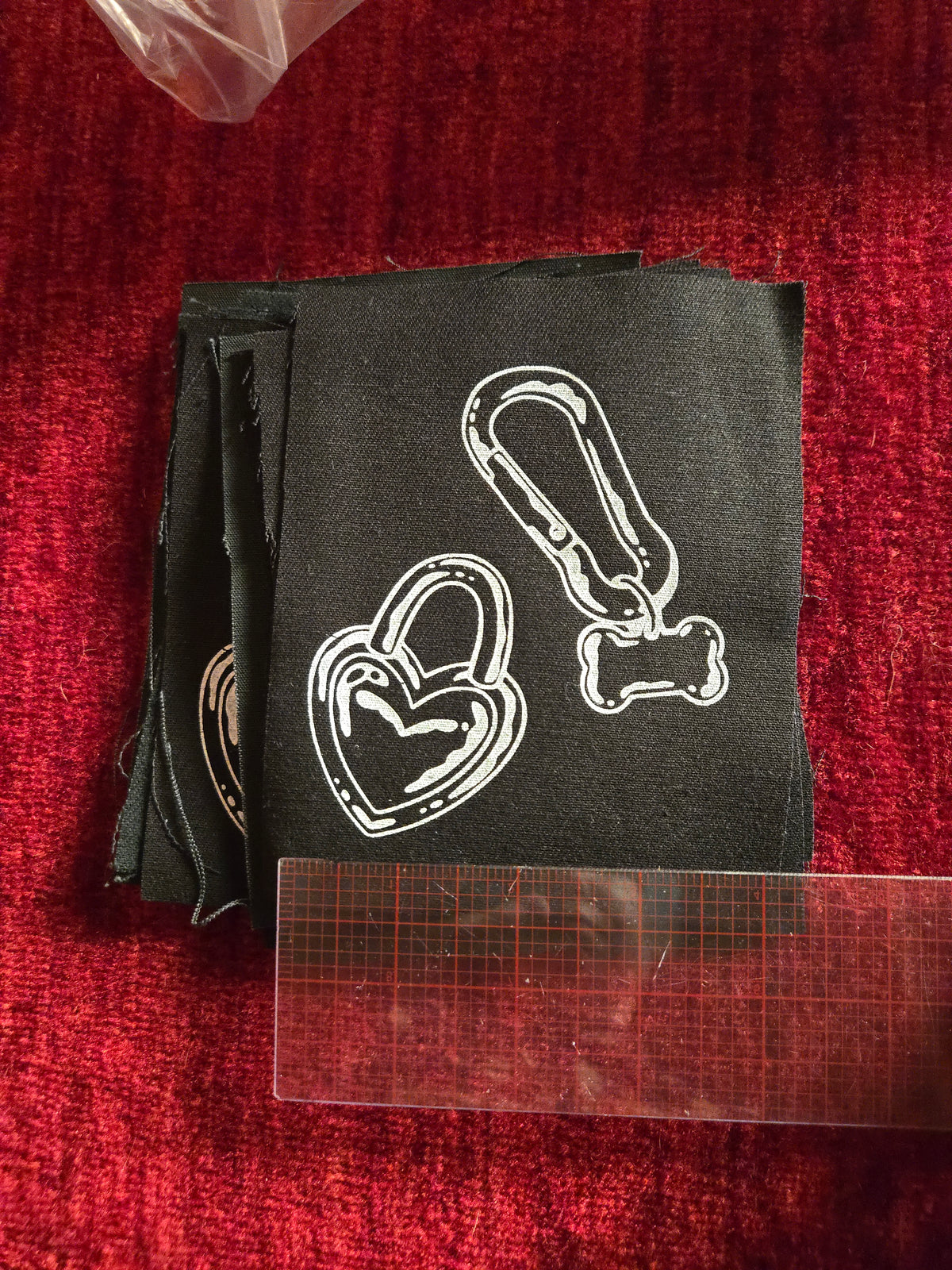 Dogtag carabiner & heart lock sew-on PATCH