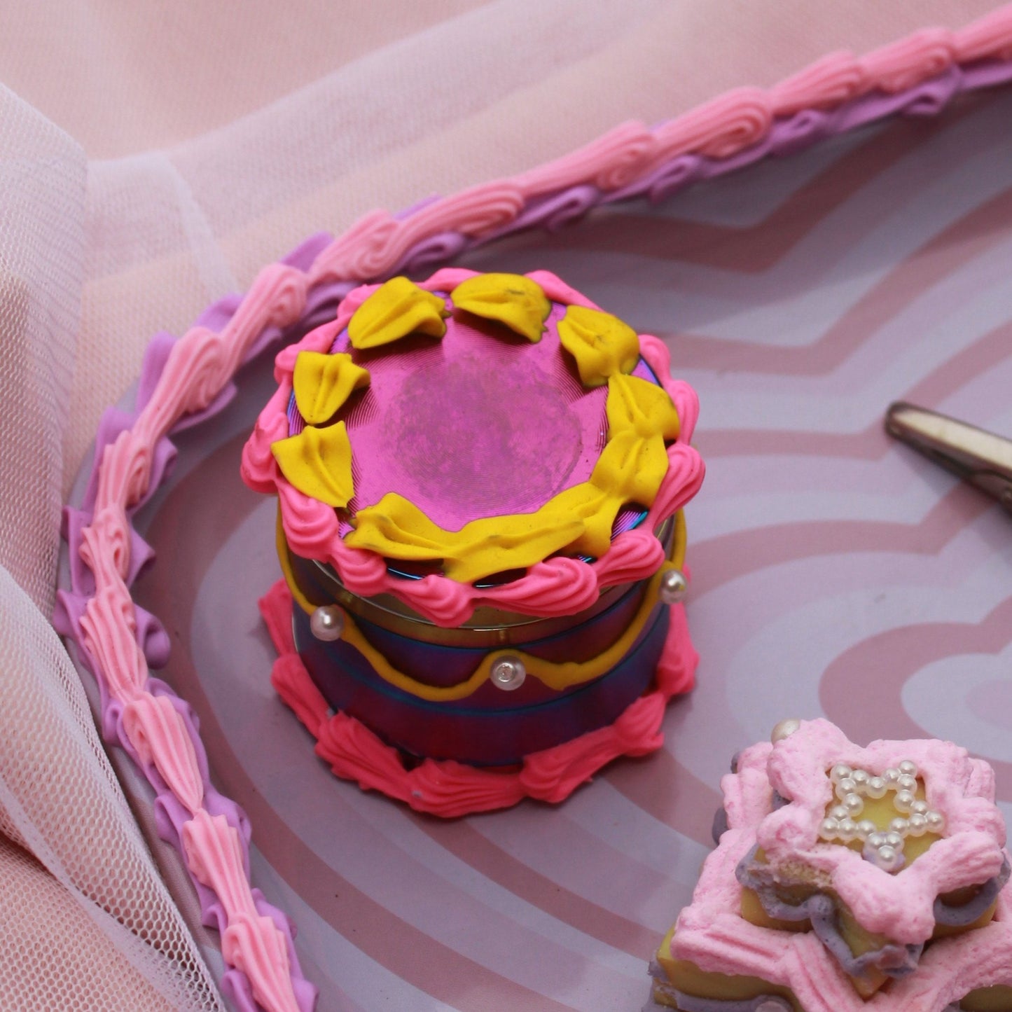 Fake Cake GRiNDER (pink + yellow piping)