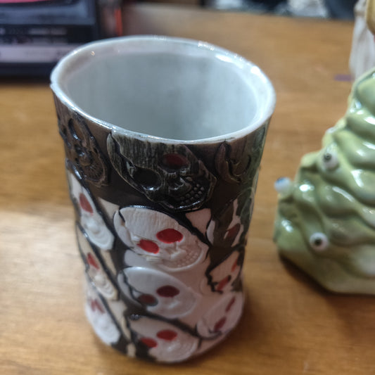 Skulls and Bones Beeb CUP / Vessel