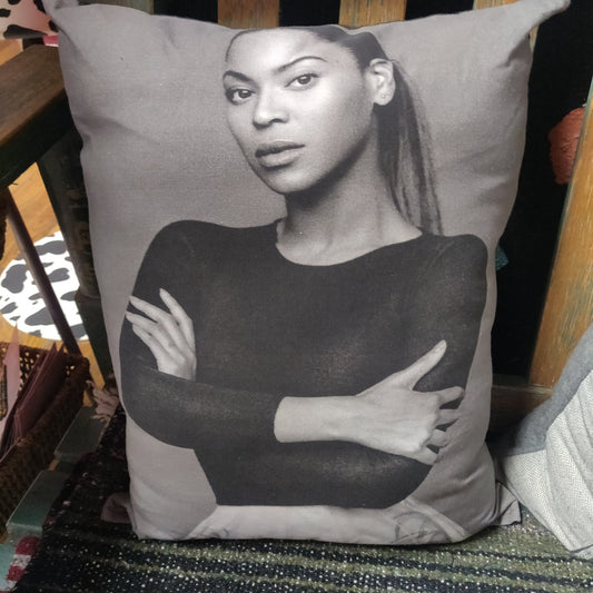 Bey THROW PiLLOW