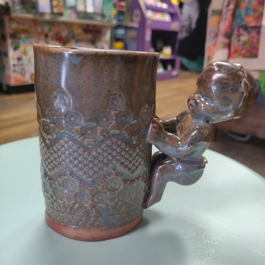 Crawling Been Ceramic MUG
